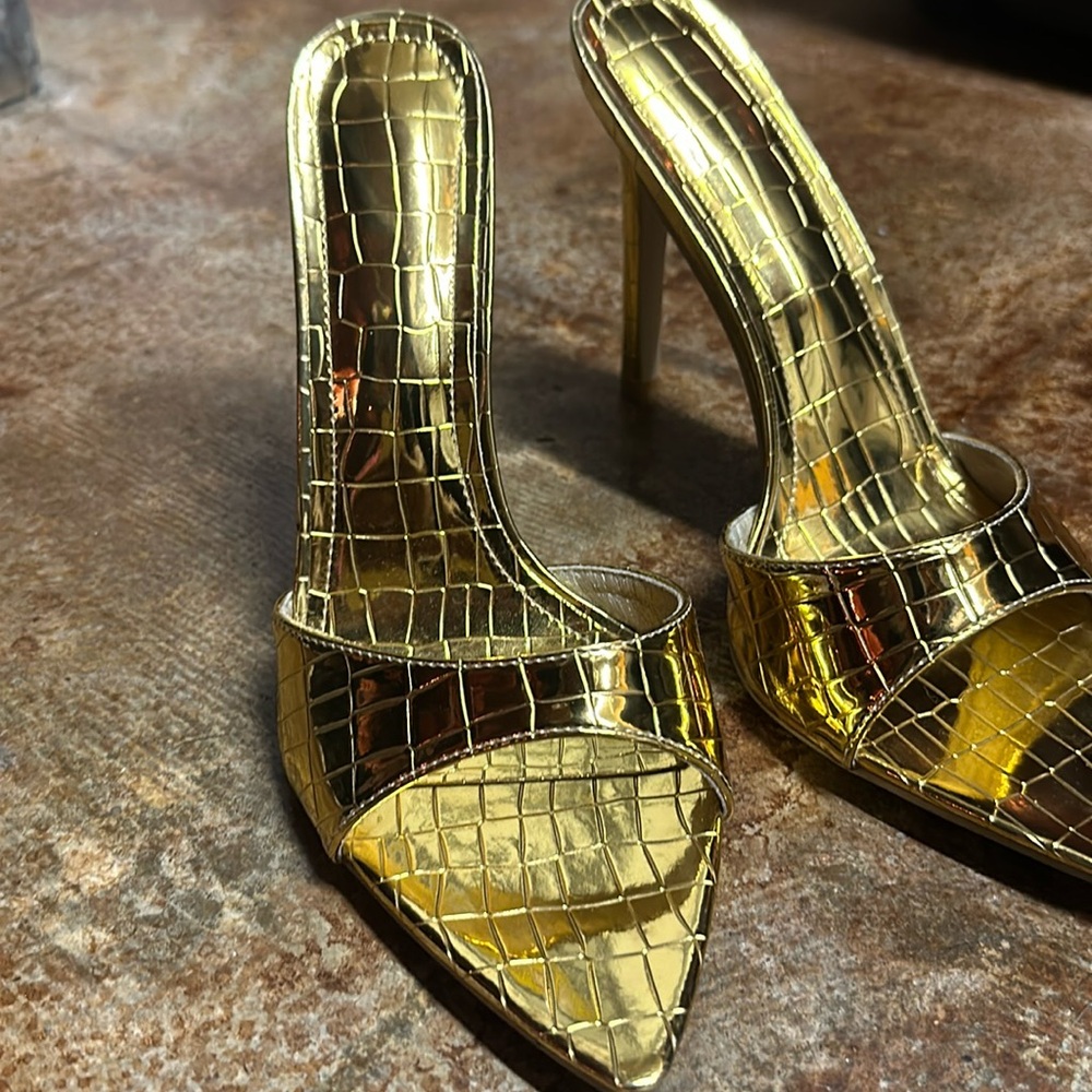 Gold imitation snake skin size nine